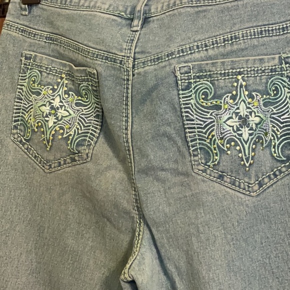 Ladies jeans by DG2 green with embellishments on back pockets - Picture 3 of 3